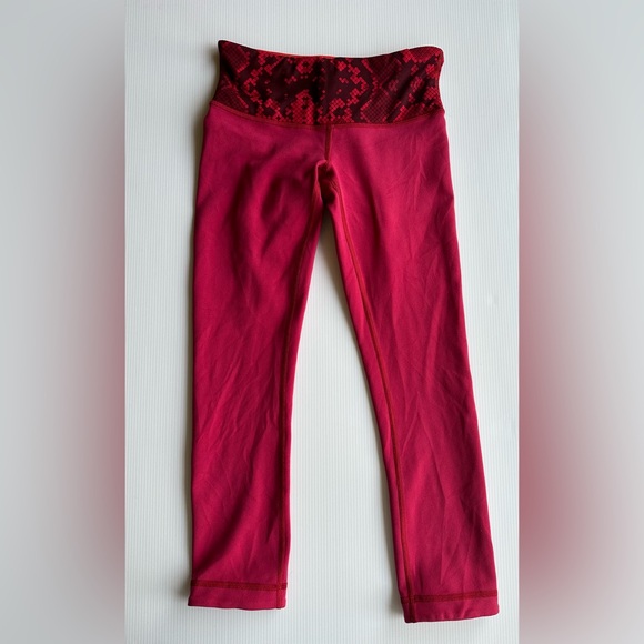 Lululemon Wunder Under - REVERSIBLE - SZ 2 crop - Picture 4 of 8